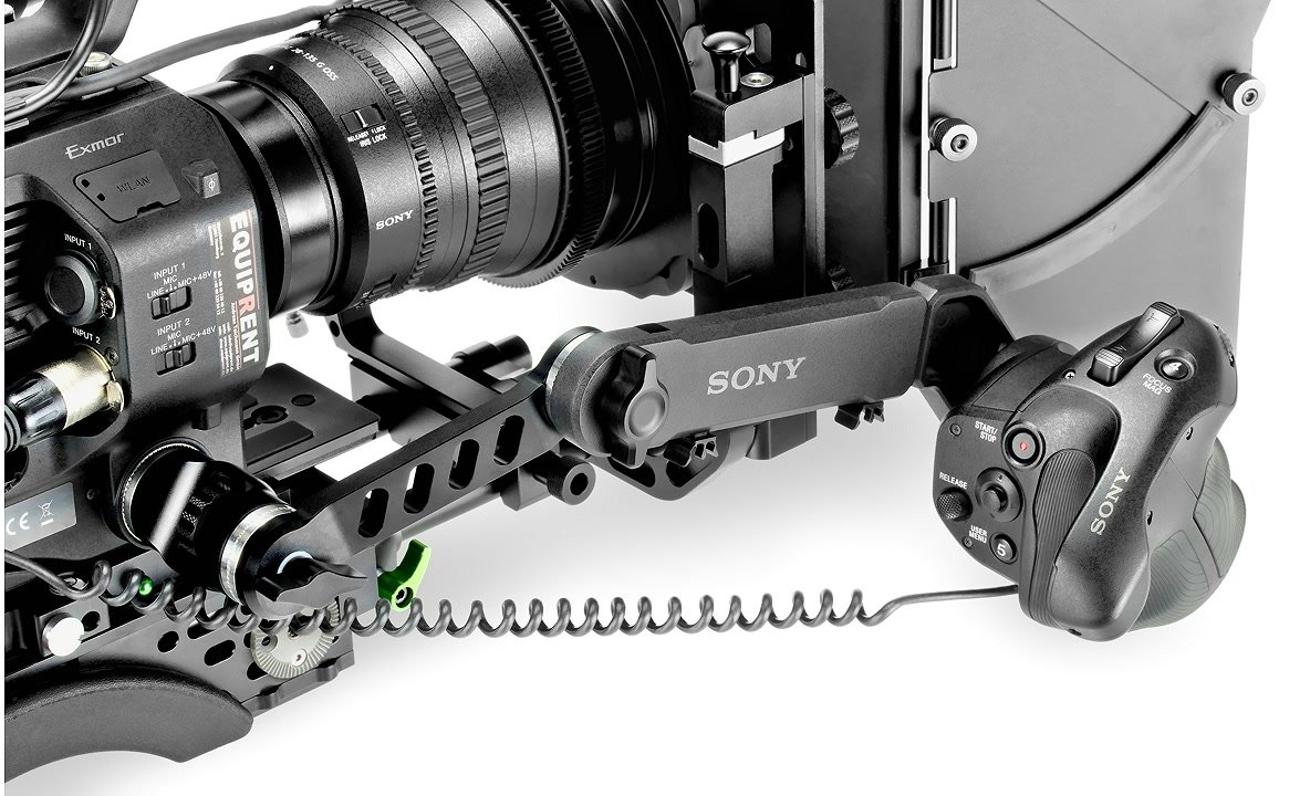 Sony FS7 mit seitlichem Abstandshalter für optimale Handgriffmontage.