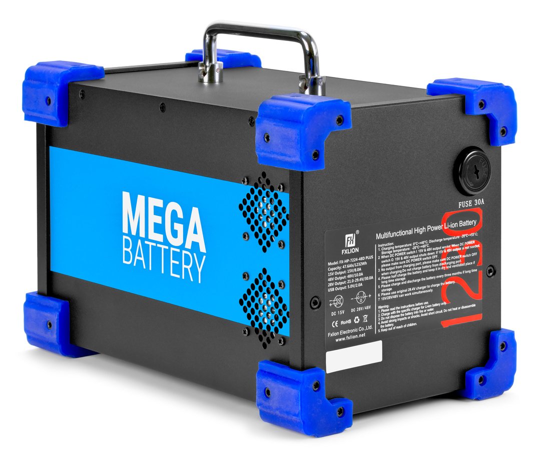 Auf der Rückseite der MEGA Battery befindet sich eine auswechselbare Sicherung