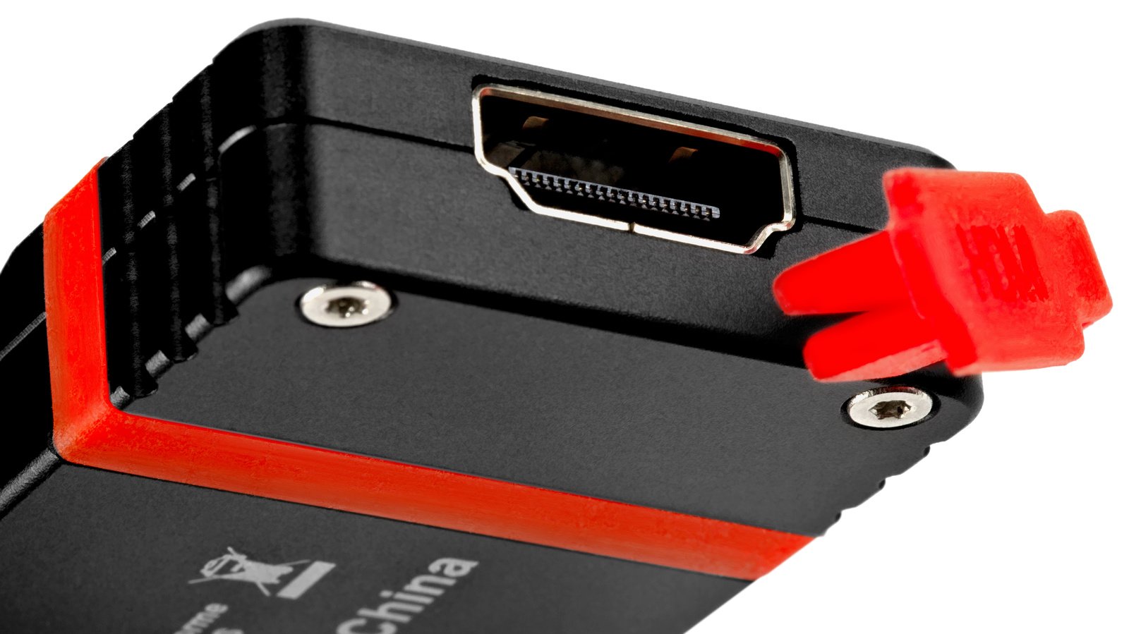HDMI und USB sind hinter Gummiabdeckungen geschützt.