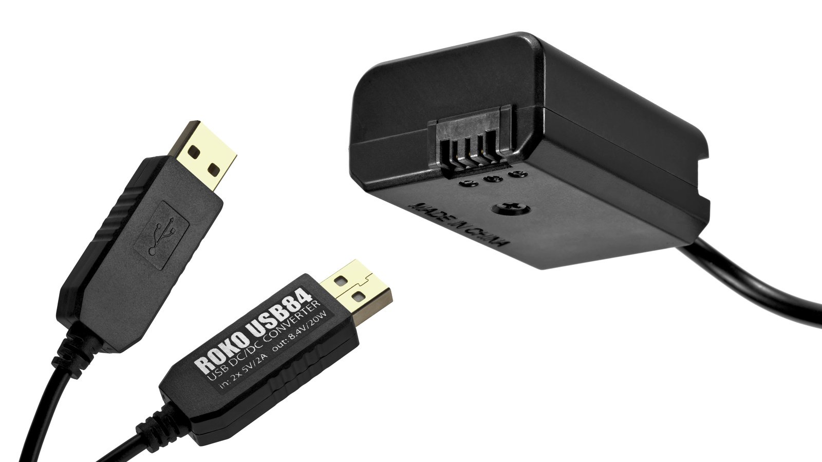 Der NP-F50 Akkudummy wird per Stecker und Buchse mit dem USB-Kabel verbunden