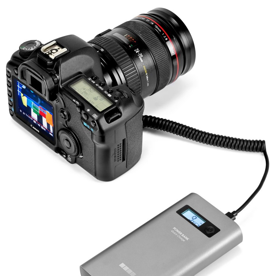 Canon EOS 5D Mark II angeschlossen an eine Powerbank