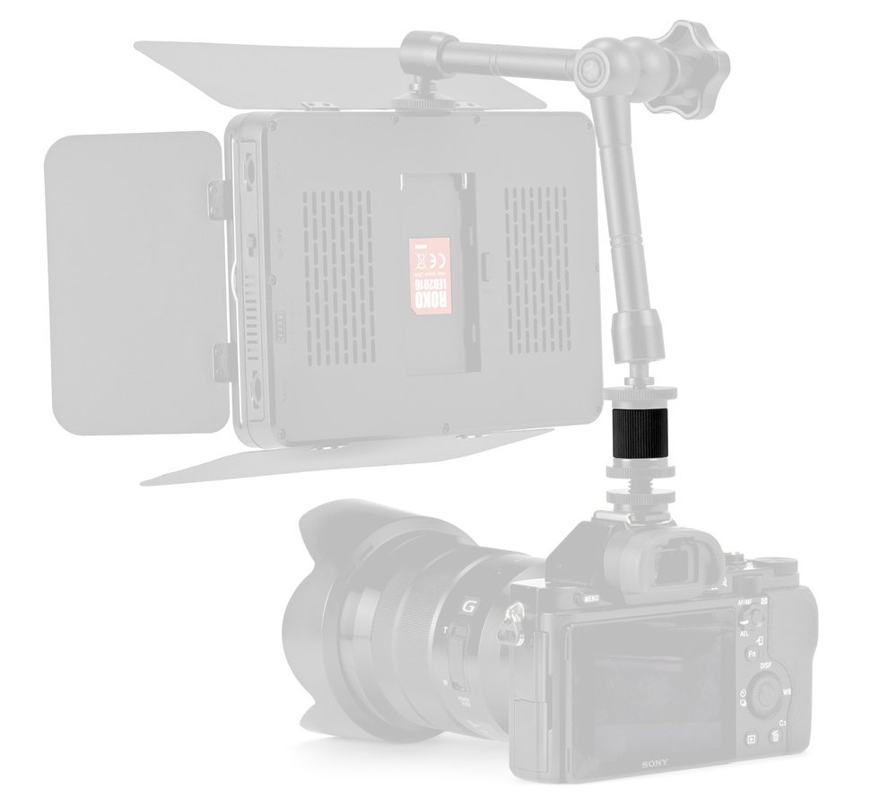 Gelenkarm befestigt im Blitzschuh einer Kamera via grosser ROKO Verbindungsmutter mit 1/4 Zoll Gewinde