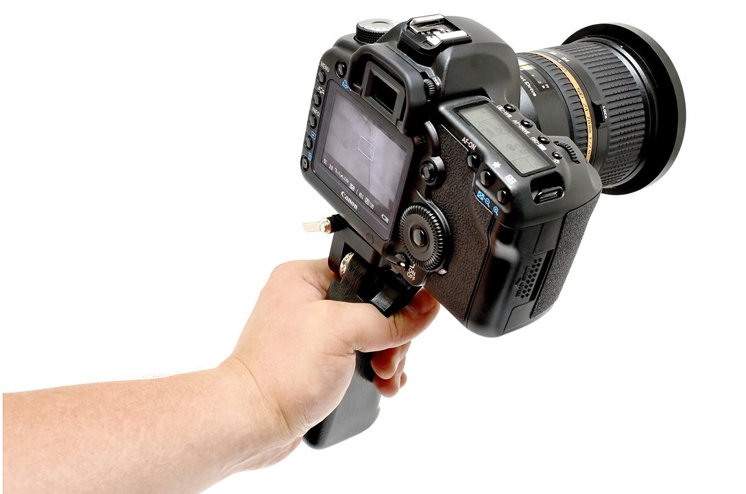 Der Handgriff ist ergonomisch geformt und eignet sich ideal fr DSLR