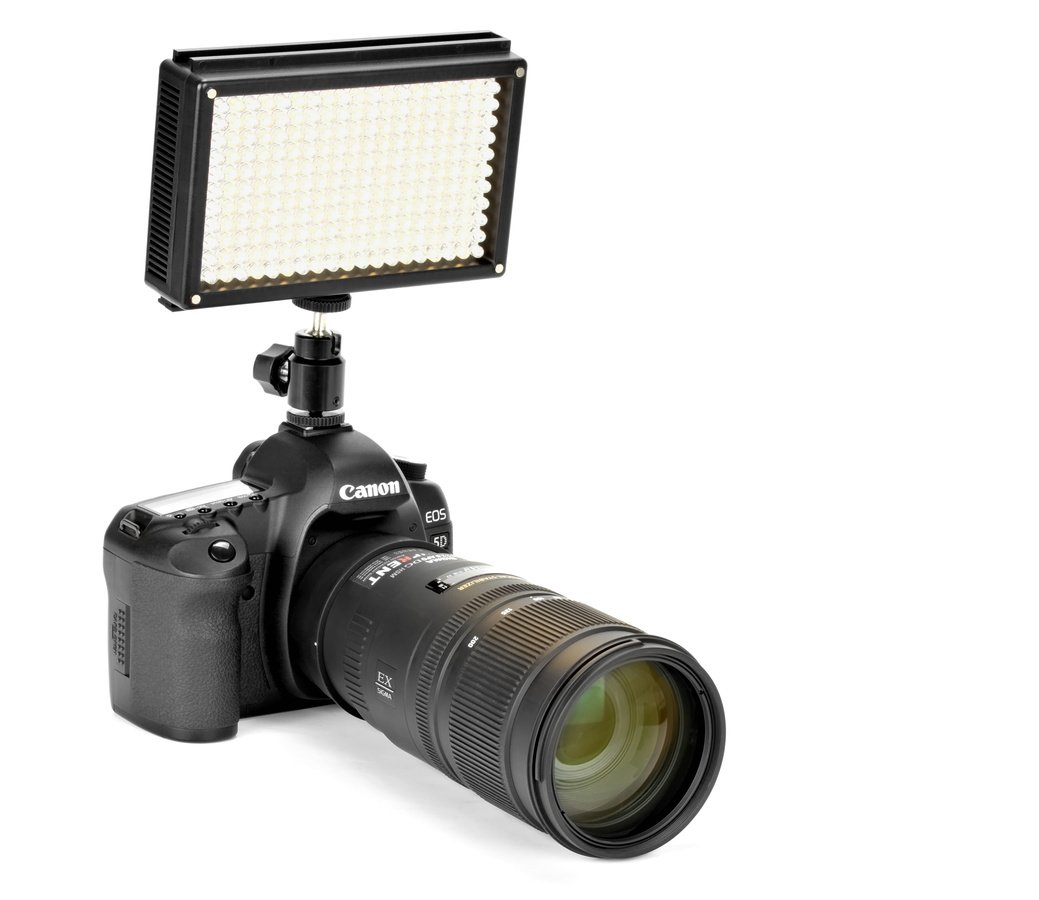 Canon 5D Mark II mit ROKO LED209 Leuchte von vorne